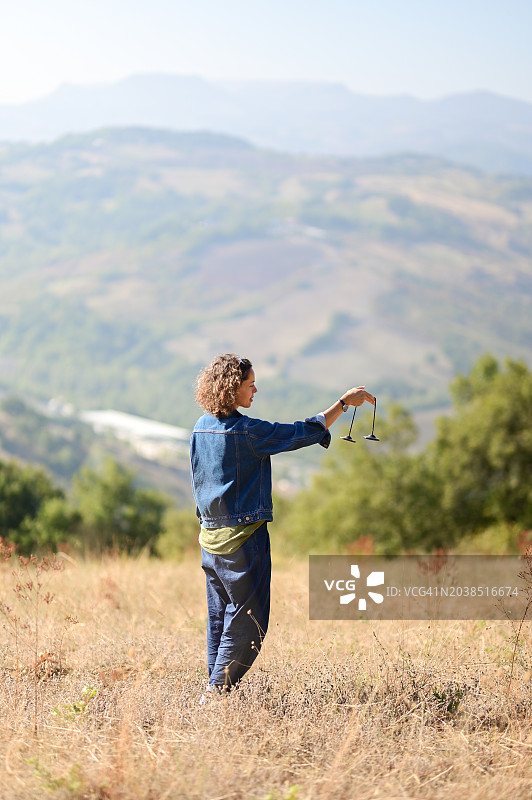 在自然环境中演奏指钹图片素材