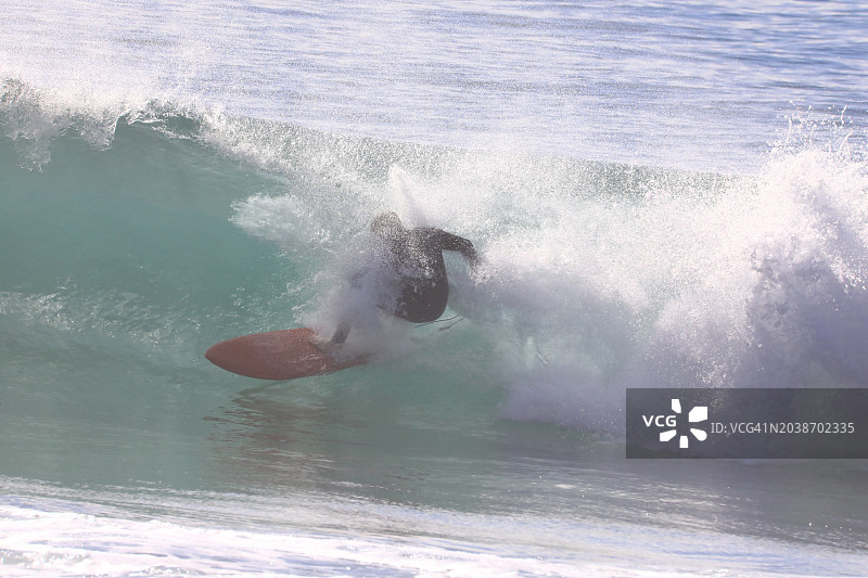 冲浪者在断浪中摔倒图片素材