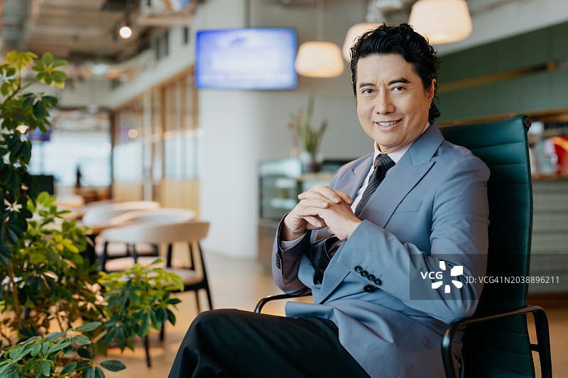 办公室里充满自信的成熟商人图片素材