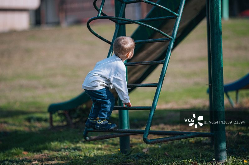 在游乐场玩耍的小男孩图片素材