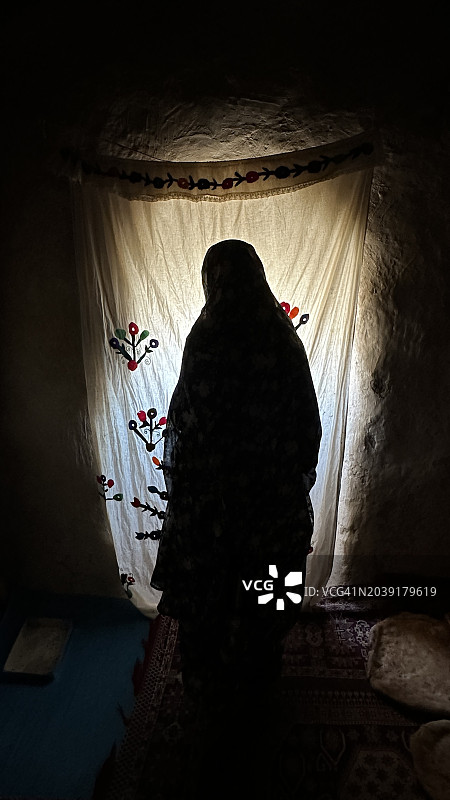 居家穆斯林妇女图片素材