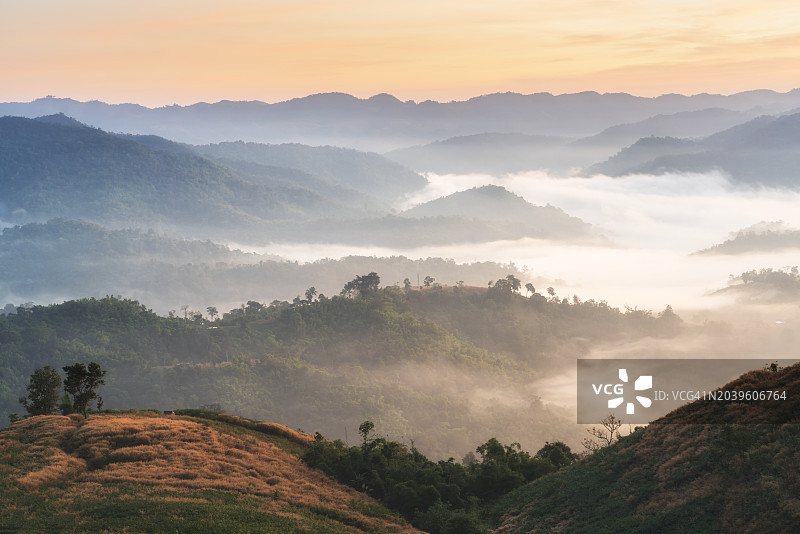 泰国北部山区日出和雾蒙蒙的早晨的壮丽景色图片素材