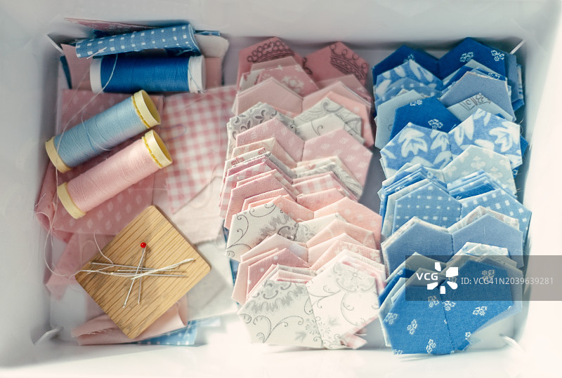 缝纫用品盒：线轴线集合粉色蓝色衍纸心形图片素材