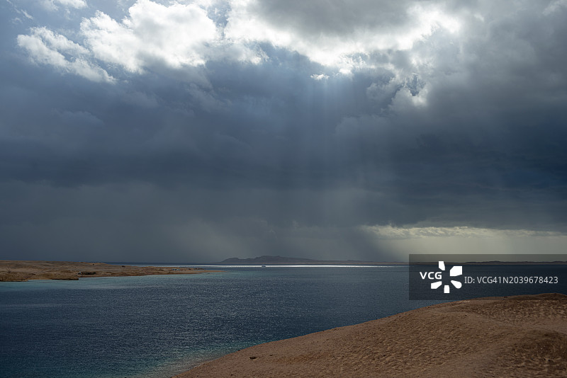 从沙漠看红海图片素材