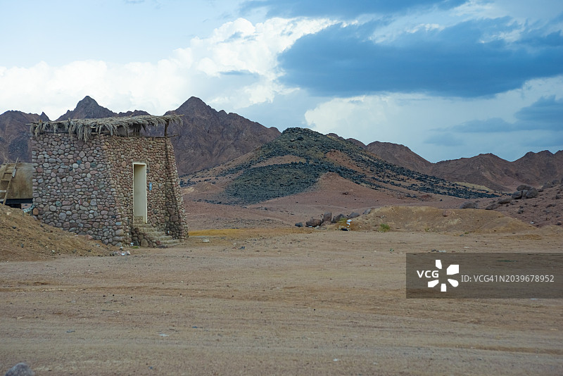 穆罕默德国家公园沙漠中的石头小屋图片素材