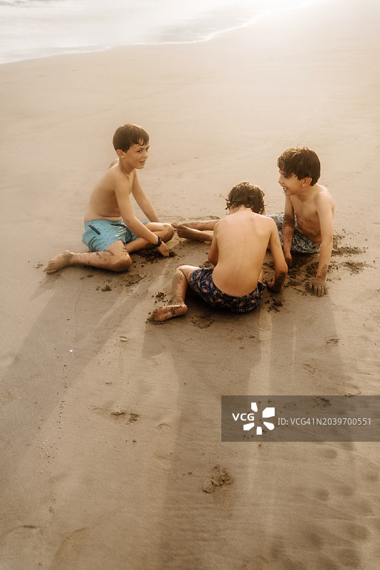 男孩在海滩玩耍图片素材
