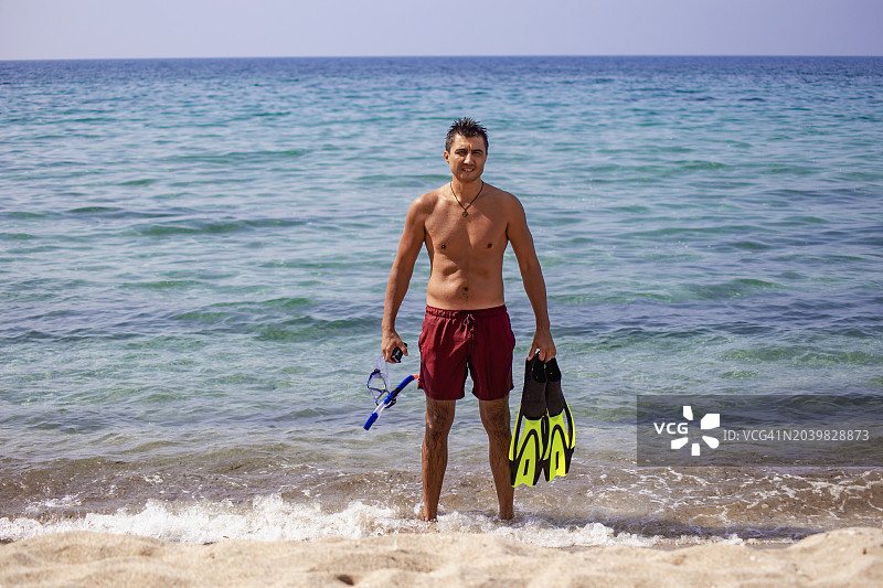 男人在海中浮潜图片素材