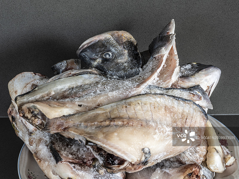 厨房里正在解冻的不同种类的冷冻海鱼，准备烹饪。图片素材