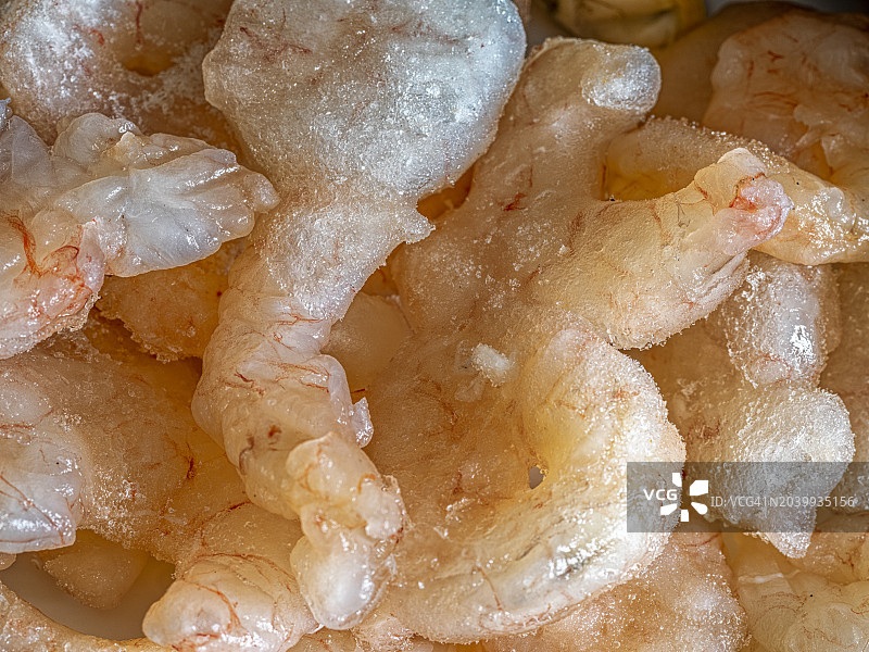 厨房里准备烹饪的冷冻去皮生虾仁图片素材