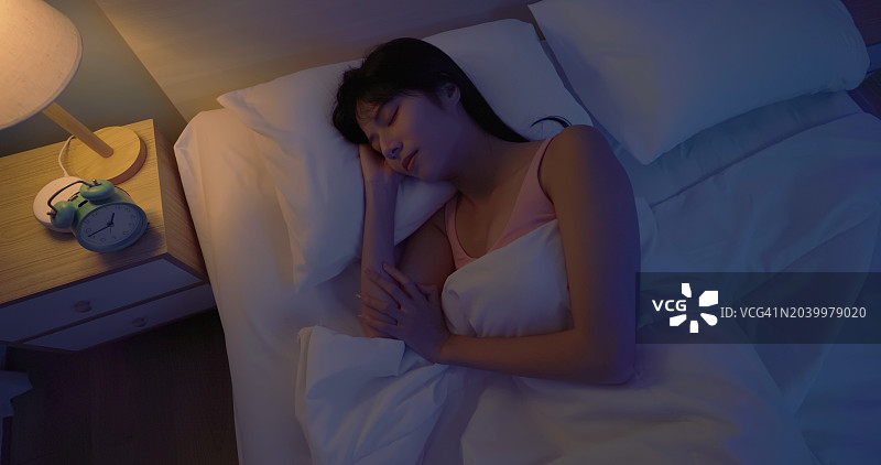 亚洲女人享受宁静的夜晚睡眠图片素材