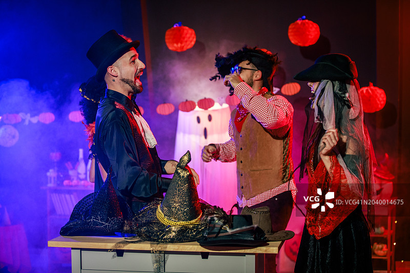 万圣节派对上朋友们挑选服装帽图片素材