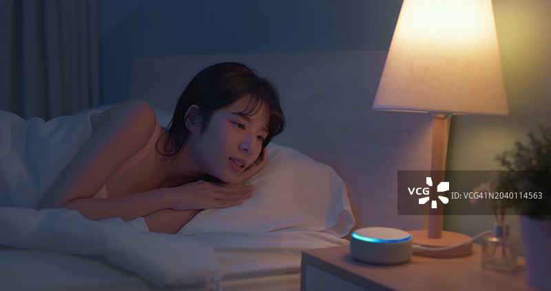 亚洲女人使用智能音箱图片素材