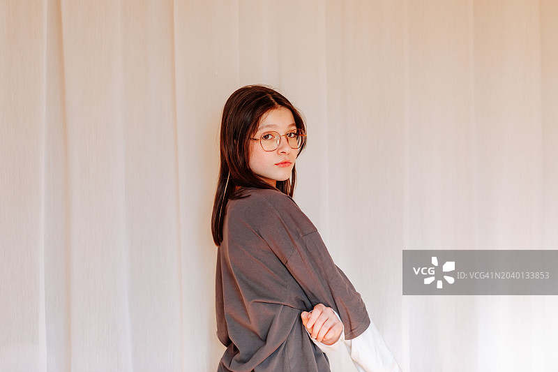 少女在房间里摆姿势图片素材