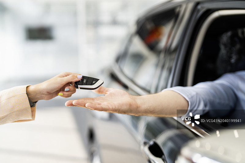 男人收到新车钥匙的特写图片素材