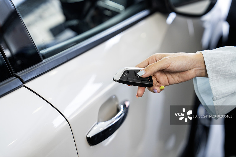 手按汽车遥控解锁按钮图片素材