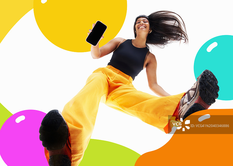 展示手机的年轻女人图片素材