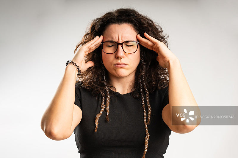 女人头痛和压力大的手势图片素材