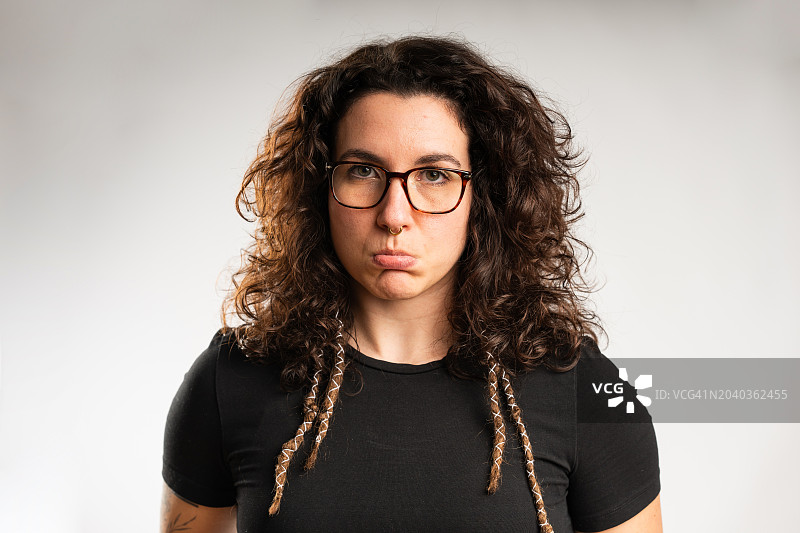 中年妇女面带悲伤地看着镜头图片素材