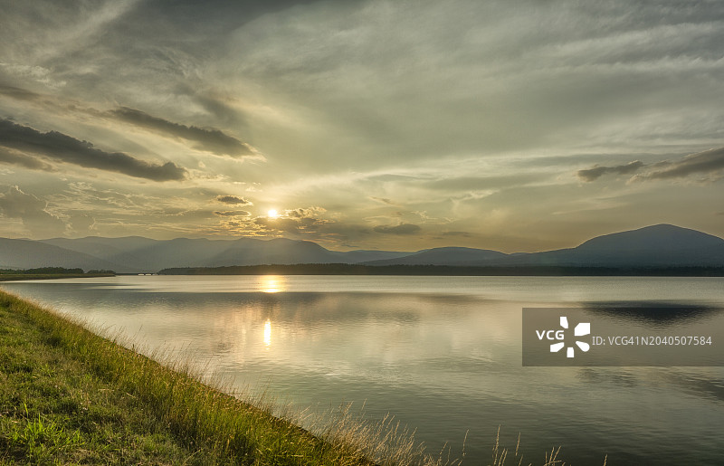 美国纽约奥利弗日落时分的湖光山色图片素材