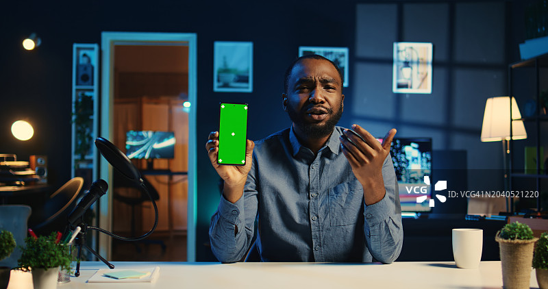 在办公室工作到很晚的商人图片素材