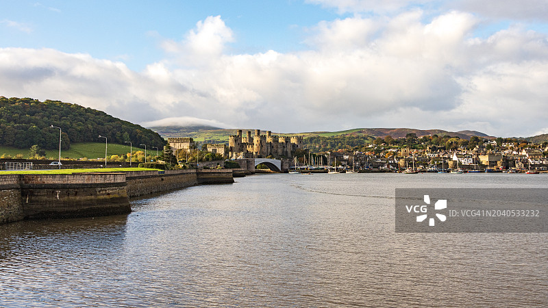 建筑物对着天空的河流美景图片素材