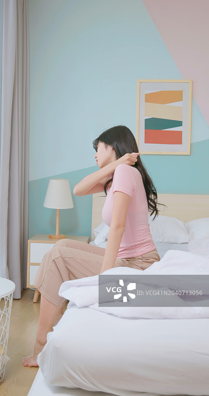背痛醒来的亚洲女人图片素材