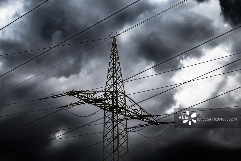 乌云密布下的输电塔图片素材