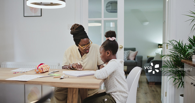 黑人母亲在家教孩子学习图片素材