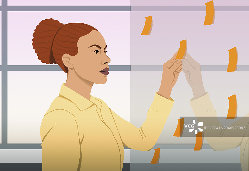 在办公室使用便签做计划的女商人图片素材