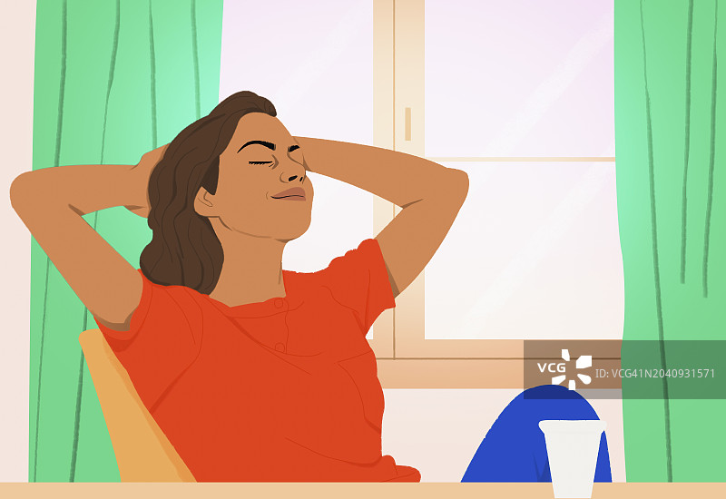 在家中双手枕在头后放松的宁静女人图片素材