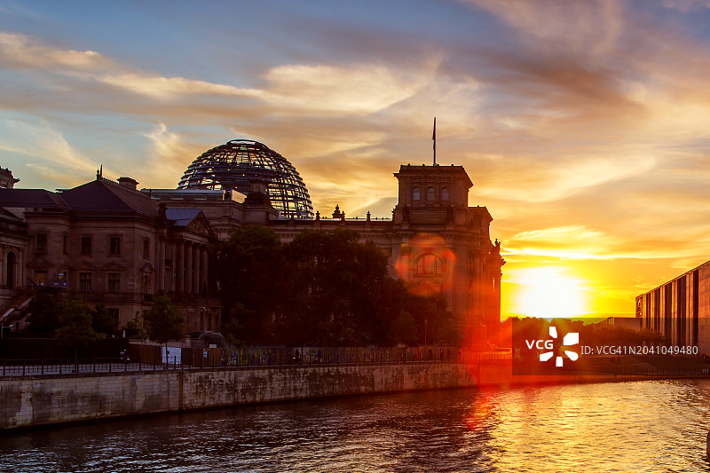 德国联邦议院-日落时分的德国国会大厦-德国柏林图片素材
