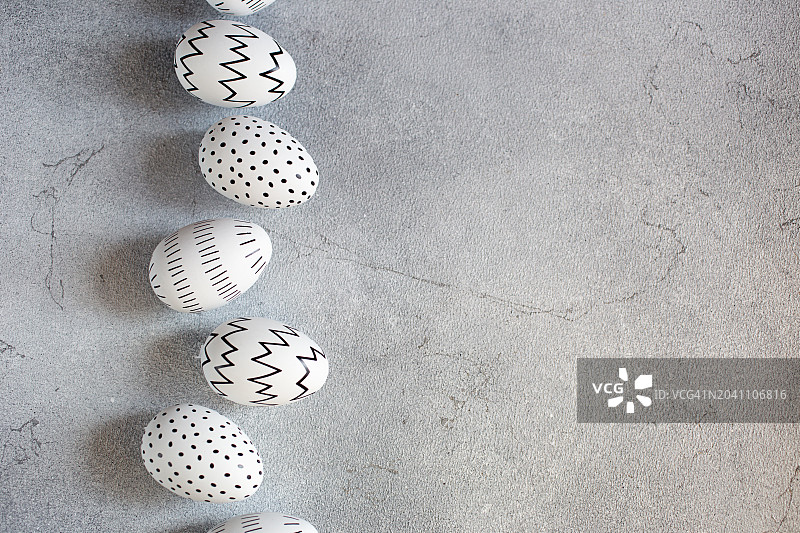 灰色背景上的黑白鸡蛋俯视图，复活节概念，文本预留图片素材