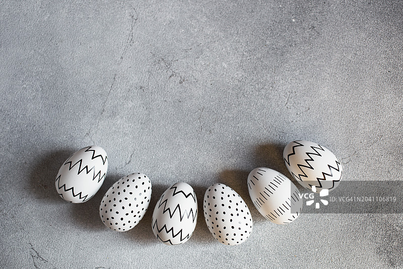 半圆形排列的黑白鸡蛋俯视图，复活节概念图片素材