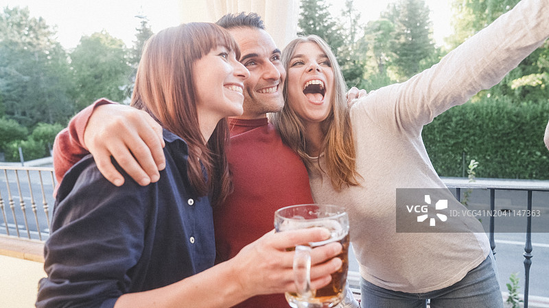 朋友们在日落时分享欢乐时光自拍图片素材