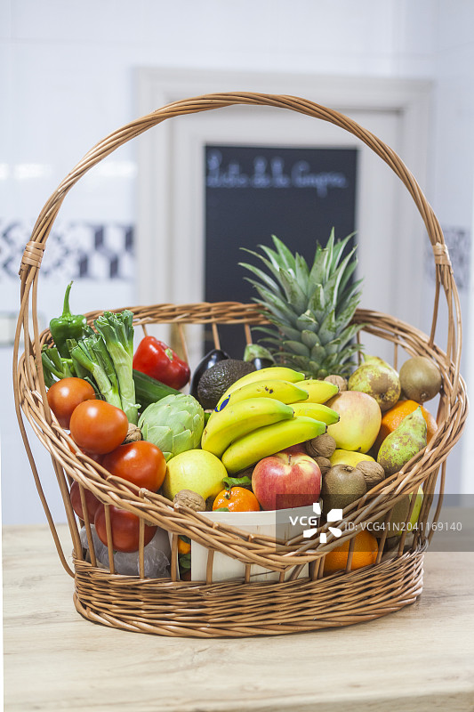 装满新鲜水果和蔬菜的篮子图片素材