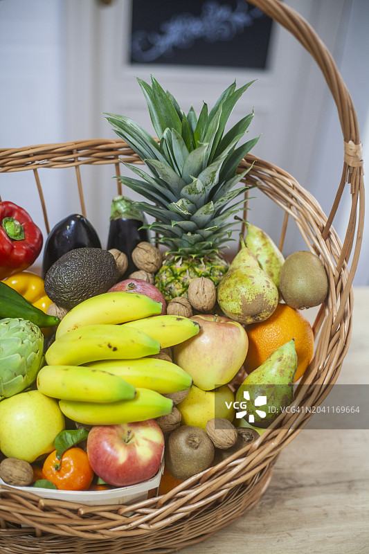 装满新鲜水果和蔬菜的篮子图片素材
