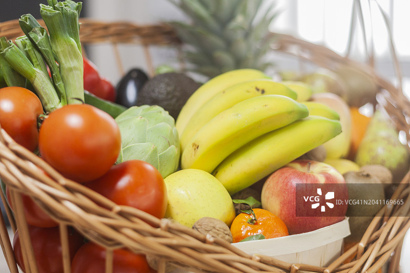 装满新鲜水果和蔬菜的篮子图片素材