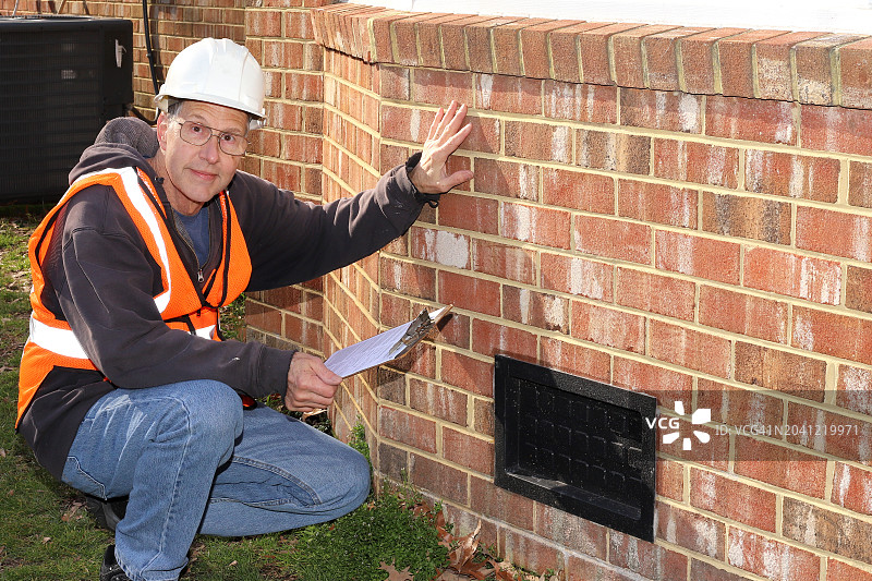 房屋检查员检查地下室图片素材