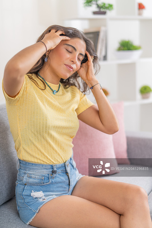 年轻女人用手按摩头部图片素材