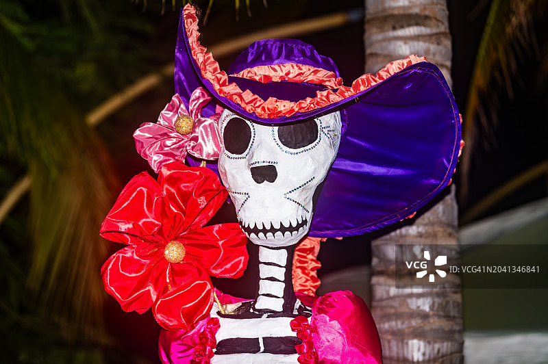 墨西哥亡灵节期间展出的卡特琳娜骷髅装饰品图片素材