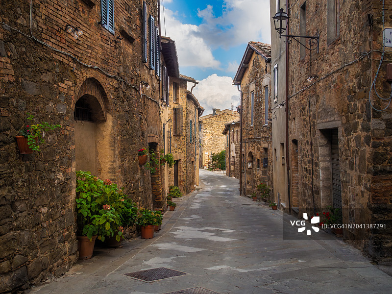 意大利托斯卡纳蒙塔尔奇诺老城狭窄鹅卵石街道广角图片素材