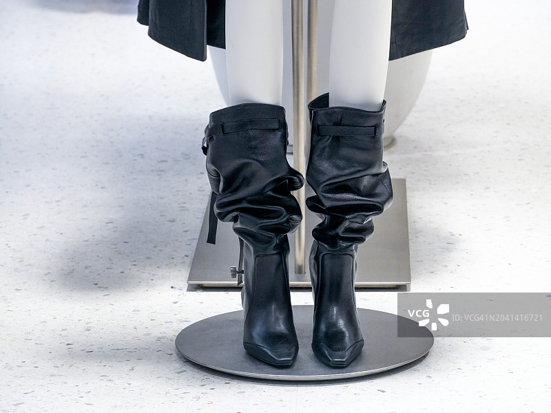 时尚黑色堆堆皮靴展示图片素材
