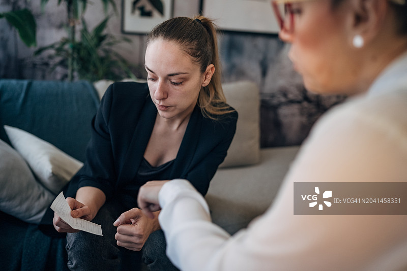 治疗师在咨询期间将处方交给患者图片素材