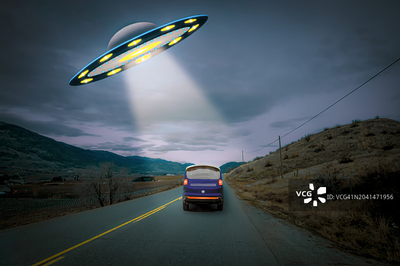 不明飞行物和汽车图片素材