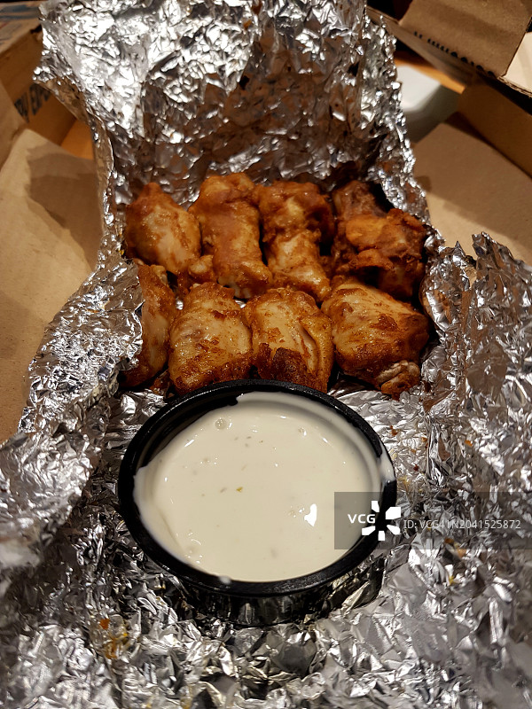 纸盒和锡纸盛装的无油烤鸡翅配白酱图片素材