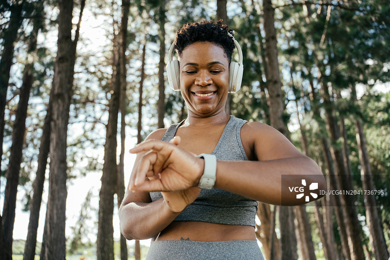 女人在智能手表上打开健身App图片素材