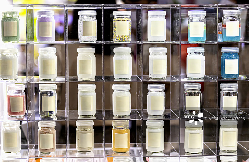 货架上的液体或凝胶产品瓶图片素材