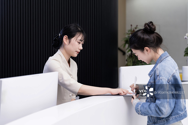 顾客与牙科诊所接待员交谈图片素材
