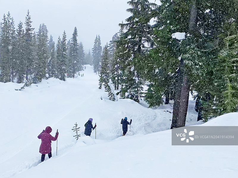 在暴风雪中踩雪鞋图片素材