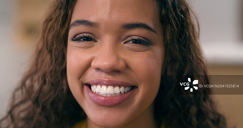 女性在家中展现牙齿的自然美，注重口腔卫生图片素材